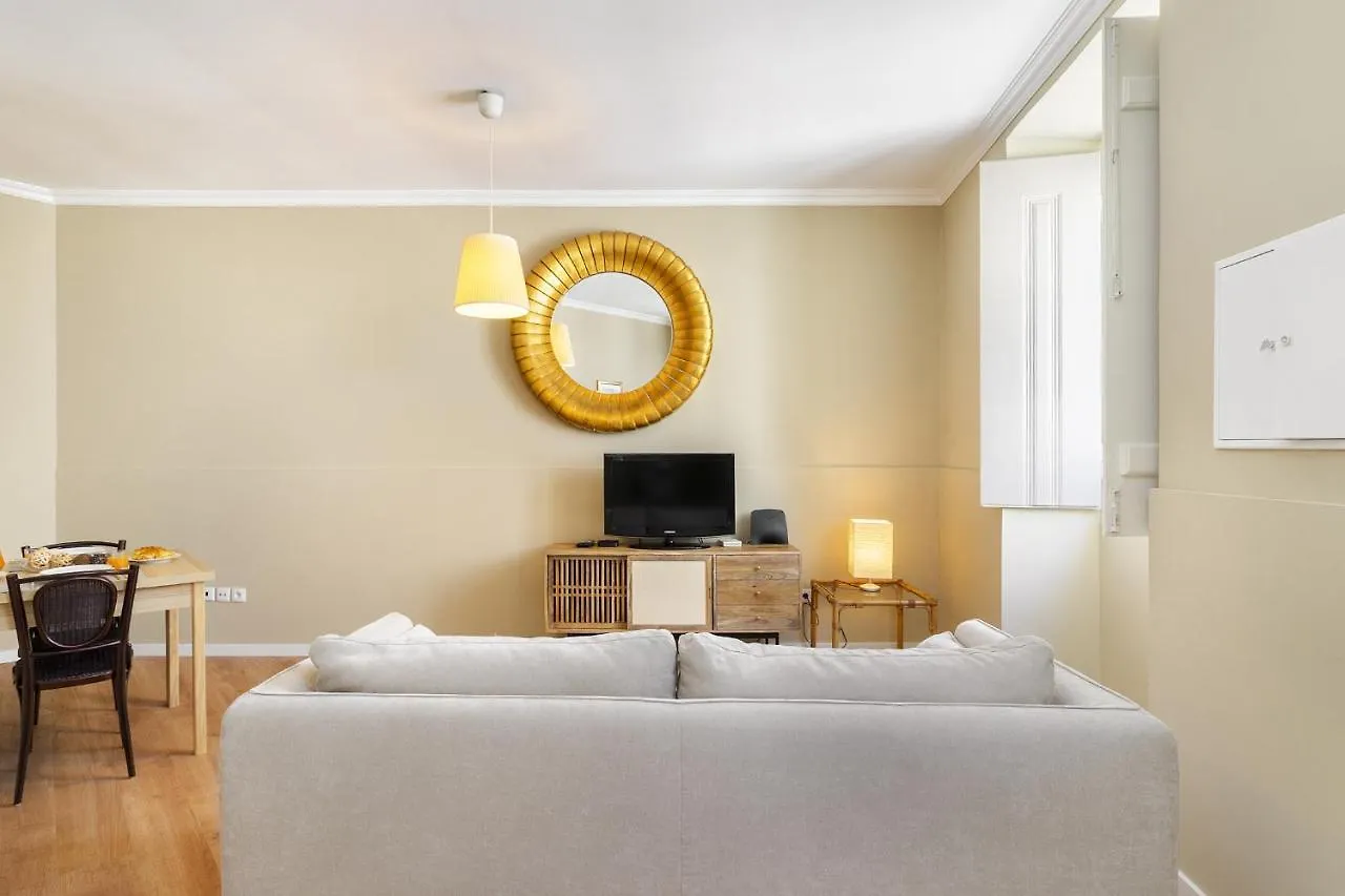 Apartment Whome Urban Comfort: 1-Br Near Airport & Train Station Lisbon