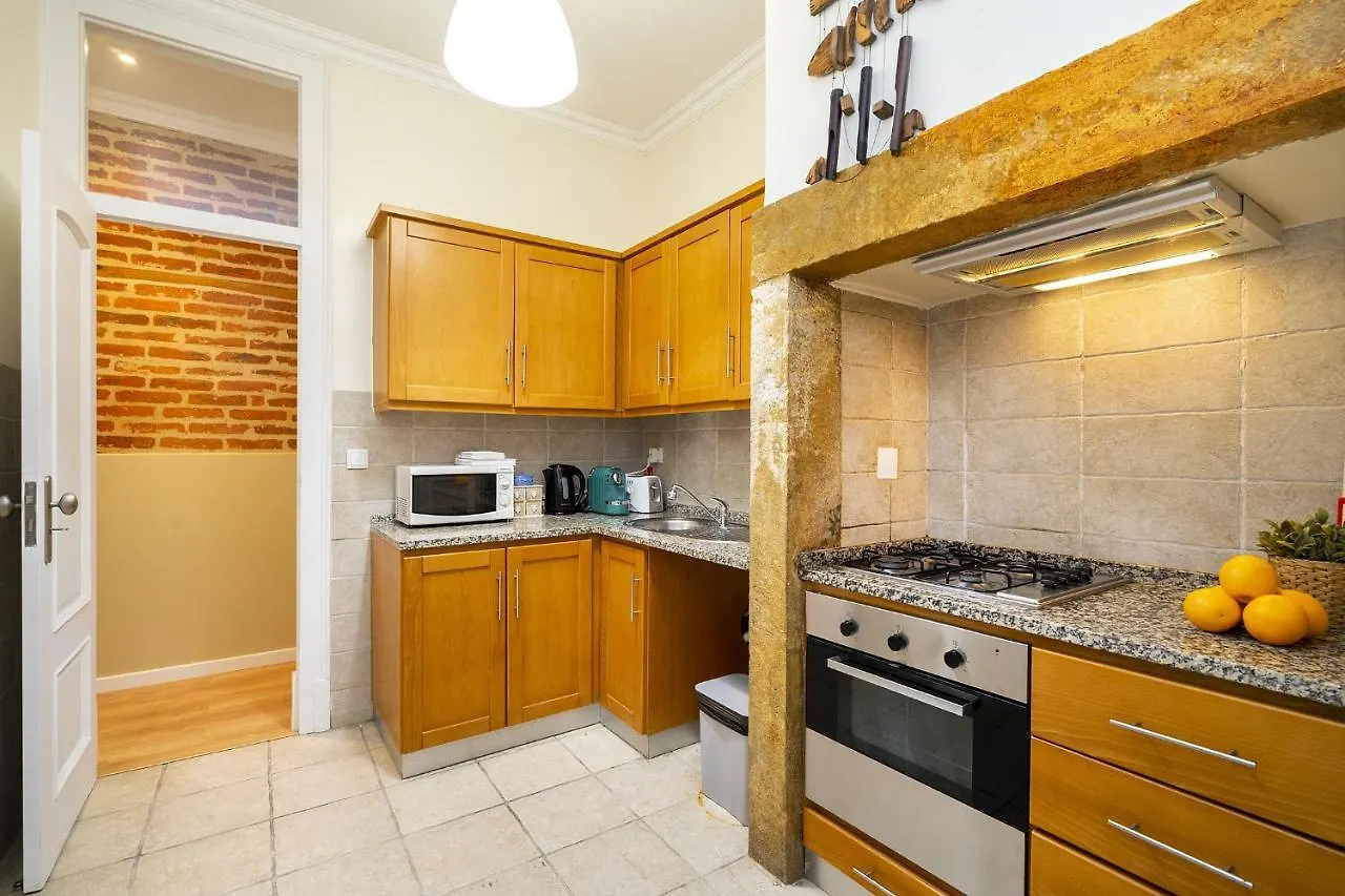 Whome Urban Comfort: 1-Br Near Airport & Train Station Lisbon