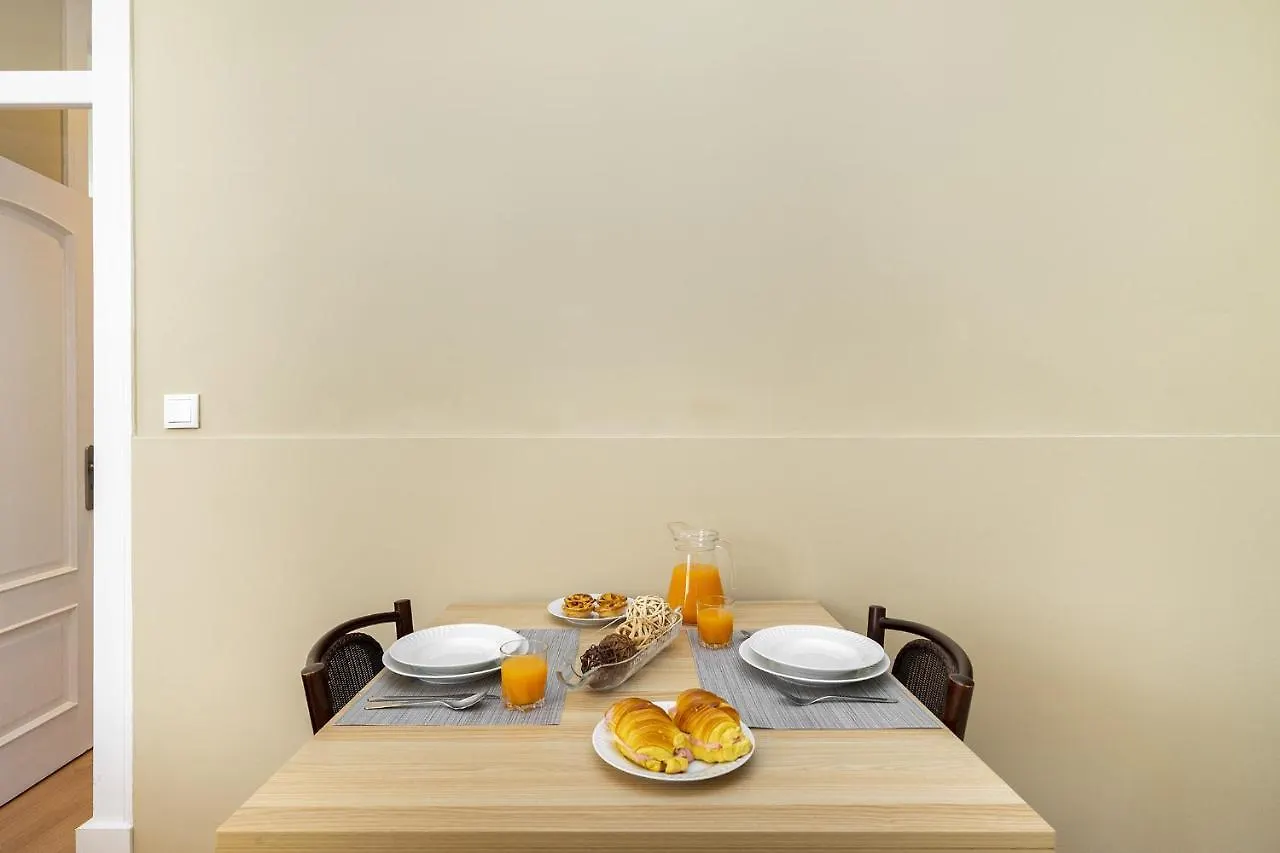 Whome Urban Comfort: 1-Br Near Airport & Train Station Lisbon 0*,