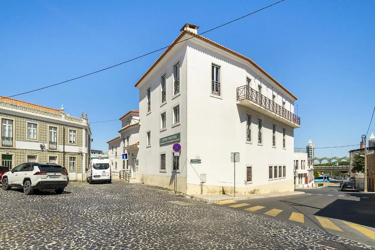 Apartment Whome Urban Comfort: 1-Br Near Airport & Train Station Lisbon