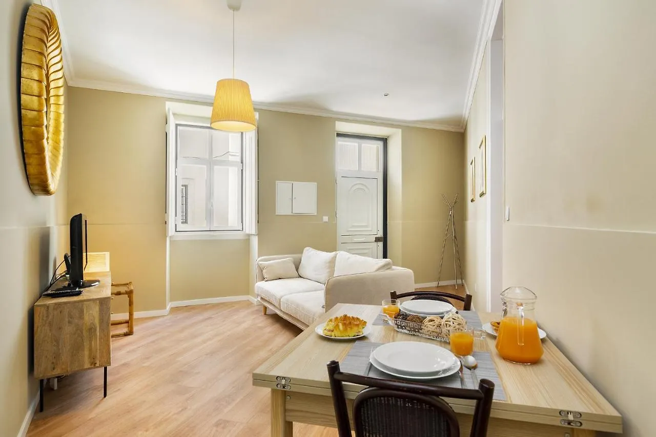 Whome Urban Comfort: 1-Br Near Airport & Train Station Lisbon Apartment